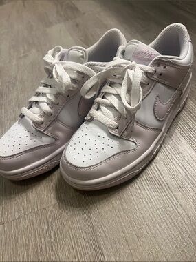 Nike Kids Low-Top Dunks in White and Light Lavender